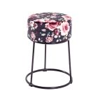 Zwart met rode roos gestoffeerde poef met zwart afgelakte metalen onderstel.