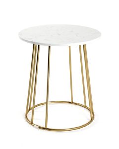 Goud gelakt metalen bijzettafel met wit marmeren bovenblad.