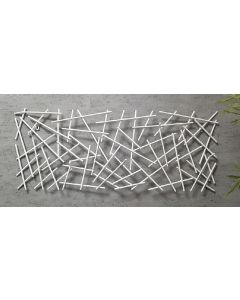 Wit metalen wandkapstok in decoratief lijnenspel van metalen staafjes.